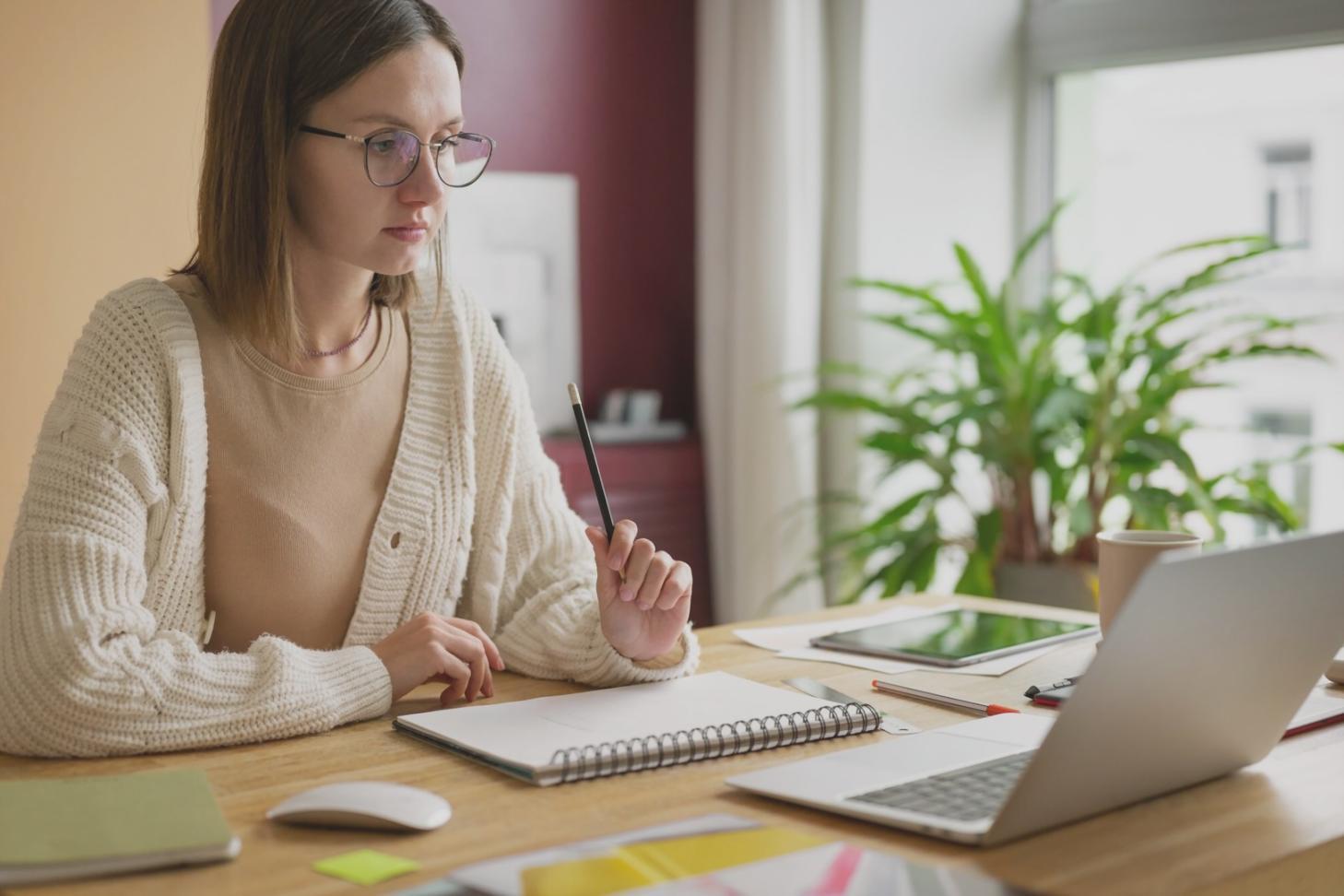 Réunion de planification financière avec documents et graphiques