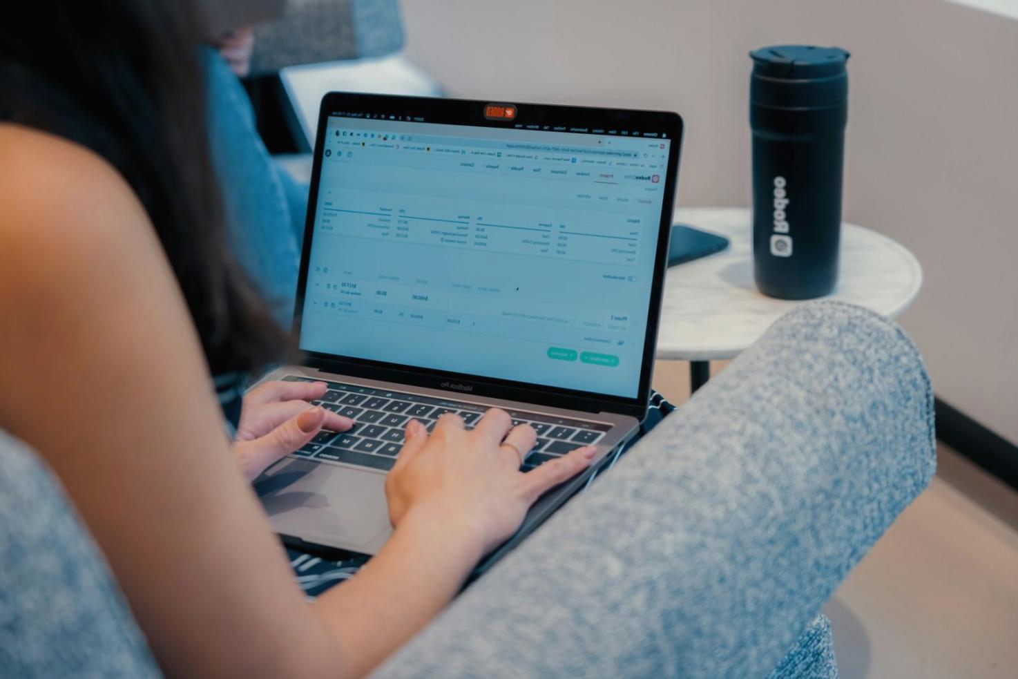 Étudiant consultant ses finances sur son ordinateur