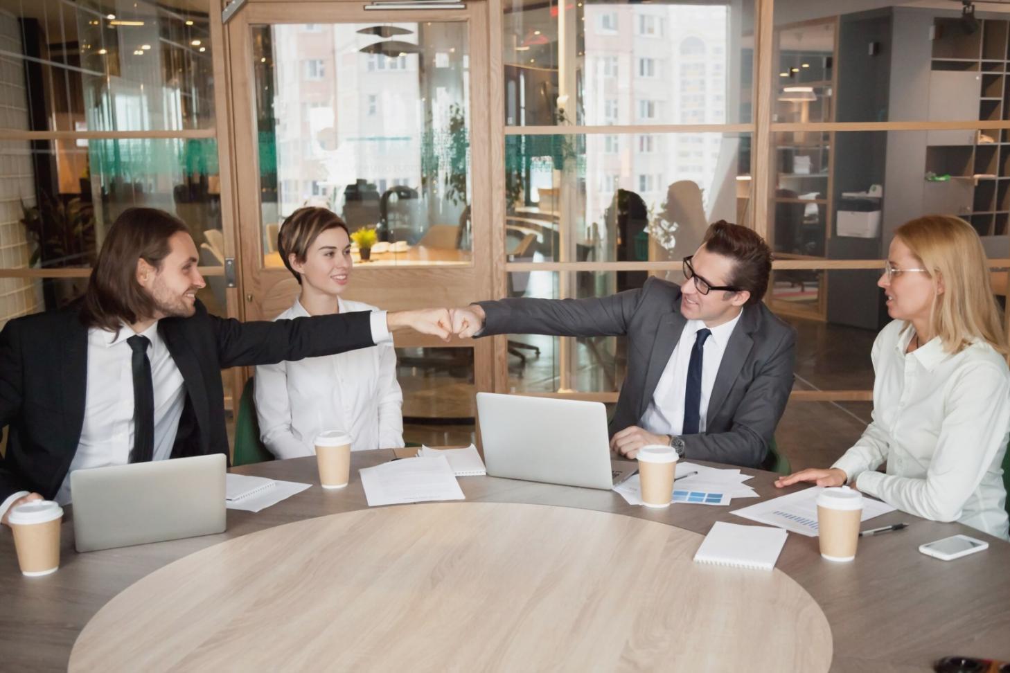 Bureau de conseil financier à Toulouse avec vue sur les documents d'épargne