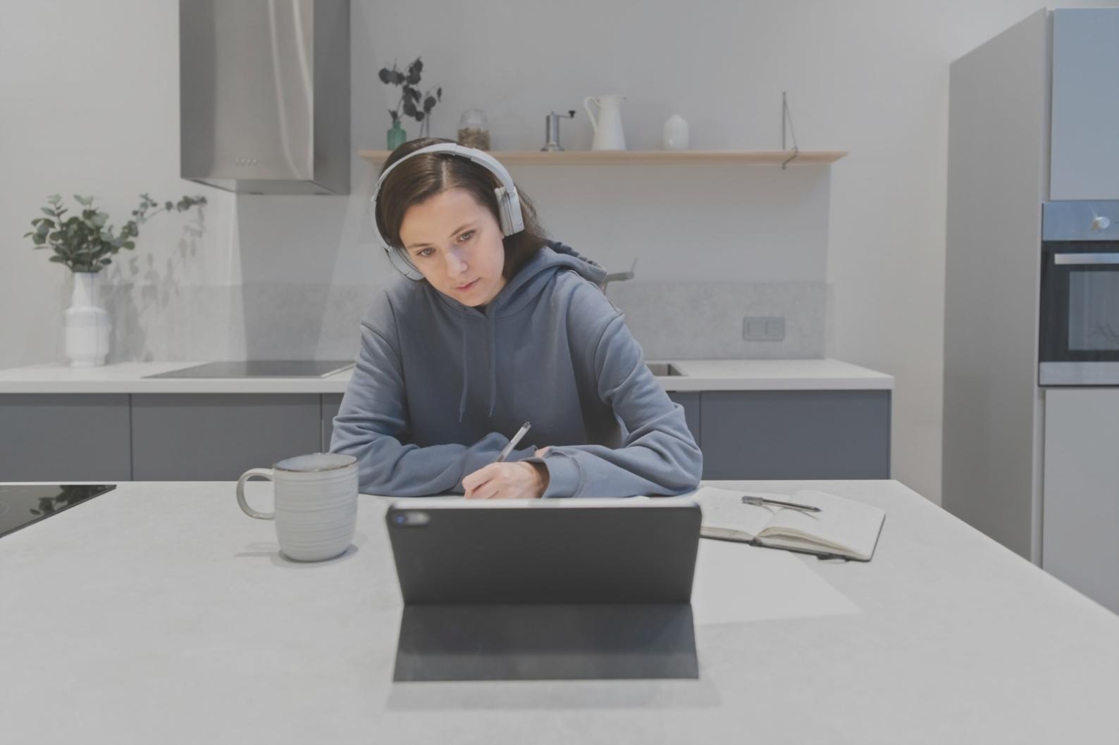 Étudiants travaillant ensemble sur leur budget